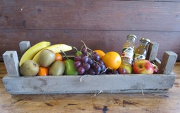 Kistje met vers fruit en sap