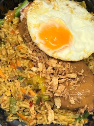 Nasi kipsate met een gebakken ei